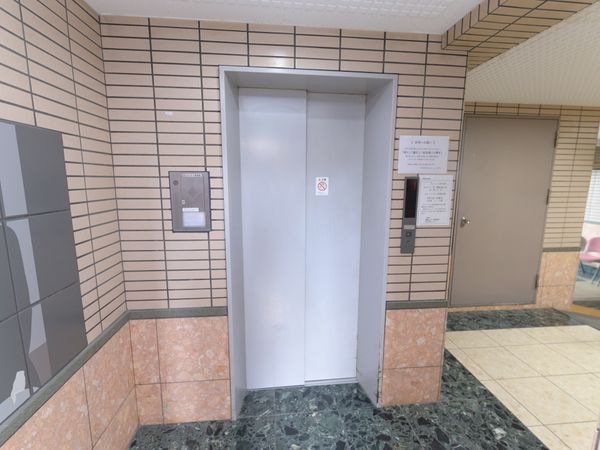 エレベーターの正面