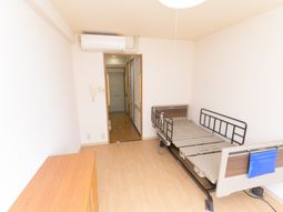 居室のベッドとテーブル