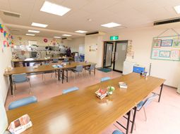 明るい食堂の様子