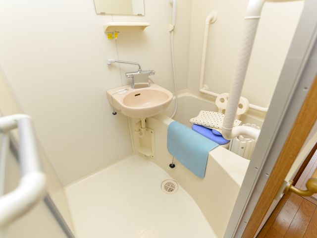 バリアフリートイレ設備 浴室 手すりや可動式の補助シートが配された利便性の高いトイレです。快適で安全な毎日をサポートします。
