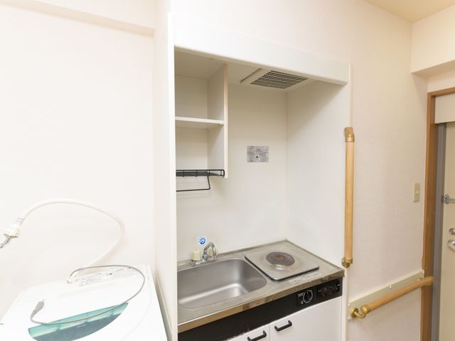 居室の洗面台とコンロ 居室 必要な設備を揃えた居室の一角です。シンプルで使いやすいキッチンスペースがあり、自炊も可能です。