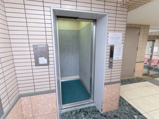 エレベーターの入り口 エレベーター スムーズな移動をサポートするエレベーターの入り口は、ゆったりとした設計です。全ての方が安心してご利用いただけます。