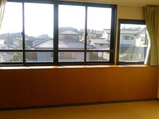 明るい居室の窓辺