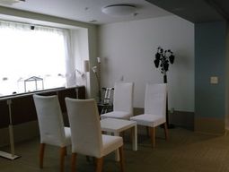 座席と白壁の部屋