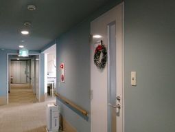 壁に飾り付けられたリース