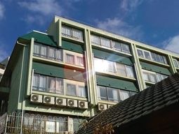 明るい外観の建物
