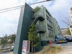 緑の建物の外観と車