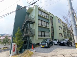 緑の建物と駐車場