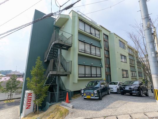 緑の建物と駐車場