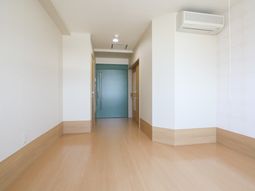 明るい室内の廊下