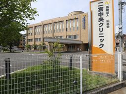 施設の外観と看板の写真