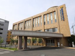 明るい外観の建物