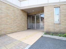 明るいエントランスの外観