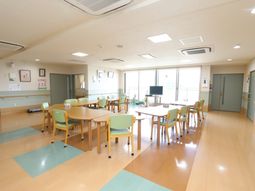明るく広々とした食堂
