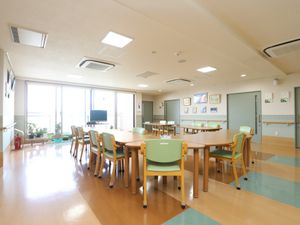 広々とした明るい食堂