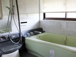 ゆったり浴室と窓