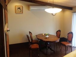 木のテーブルが中心の部屋