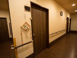 廊下の壁飾りとドア