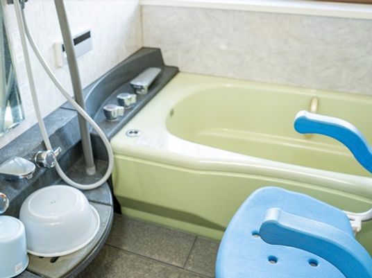 手すり付き浴室  