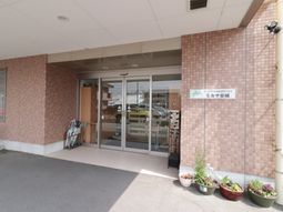 明るいエントランスの風景