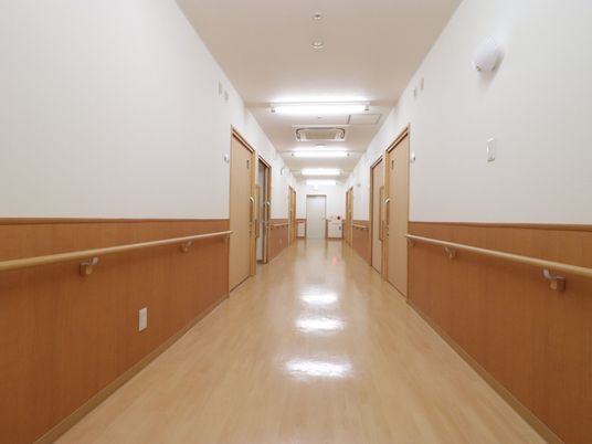 木目調の清潔な廊下