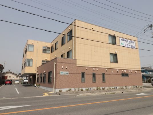 黄色い建物の外観