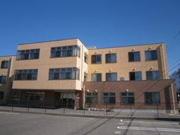 明るい日差しの外観