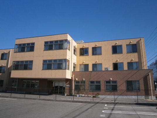 明るい外観の建物