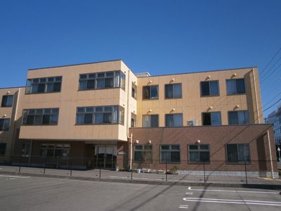 明るい外観の建物