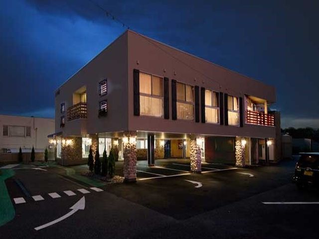 夕暮れ時の外観照明 外観 柔らかい光に照らされたモダンな建物です。静かな夕暮れ時に、仕事の一日を穏やかに終えられる場所です。