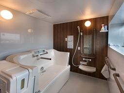 清潔感のある明るい浴室