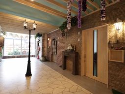 暖かみのある廊下の風景