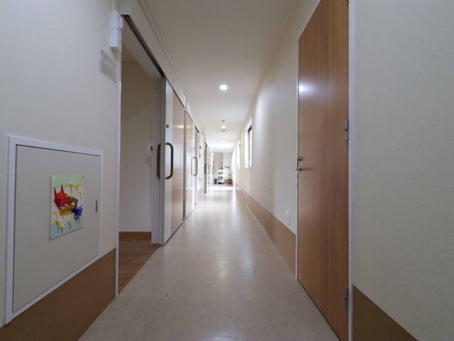 清潔な施設の廊下 廊下 廊下は広々としており、清掃が行き届いているため、いつでも清潔な環境が保たれています。安全に配慮された設計で、働く方にも快適な空間です。