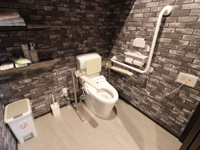 バリアフリートイレ トイレ 手すり付きで安全を配慮したトイレです。使いやすさを考えた設計が施されており、快適にお使いいただけます。