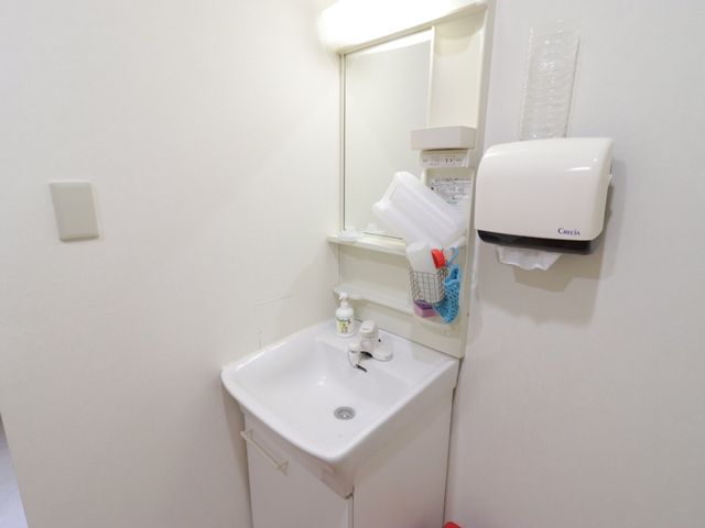 清潔な洗面台と備品 洗面台 実用的で清潔感のある洗面スペースです。手洗いや日々の身だしなみに必要なアイテムが整然と配置されており、使い勝手が良さそうです。