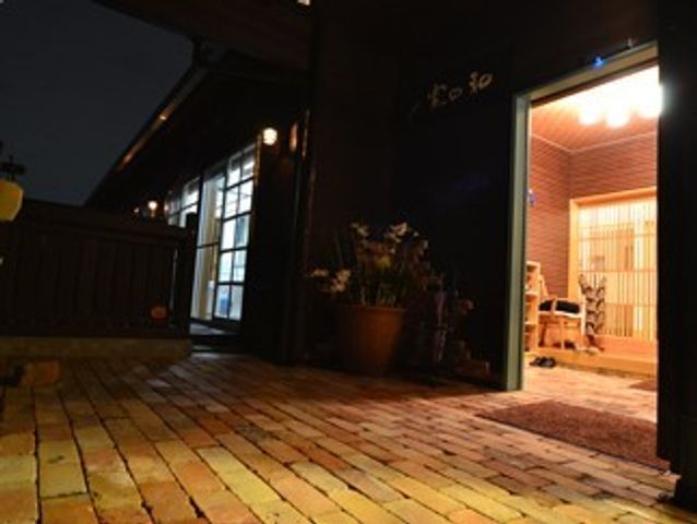 夜のエントランス照明