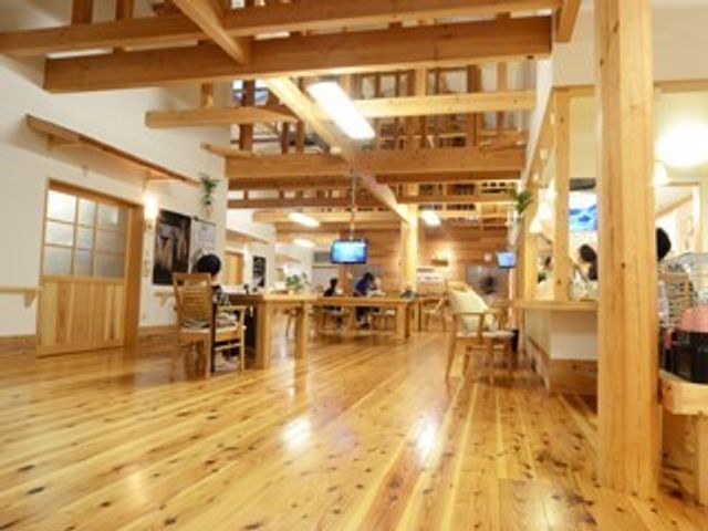 木目調の落ち着いた空間