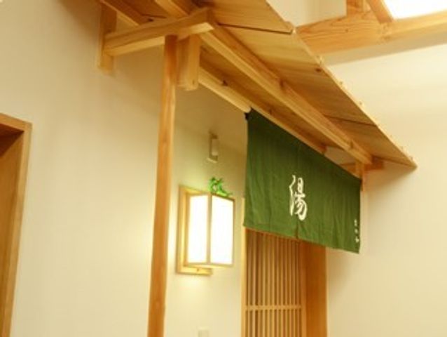 木目調の美しいエントランス