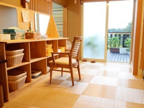 明るい和室の居室