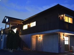 夕暮れの建物外観