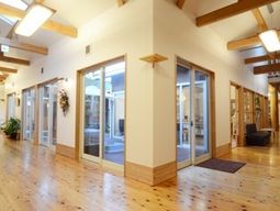 木のぬくもり溢れる廊下