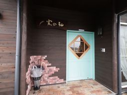 木目調のエントランス