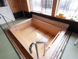 木製の温もりある浴室