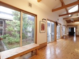 明るい廊下と中庭の景色