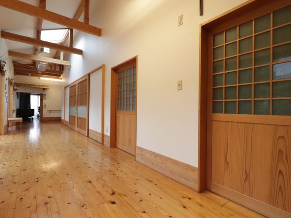 和風廊下の明るい風景