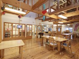木のぬくもりあふれる食堂