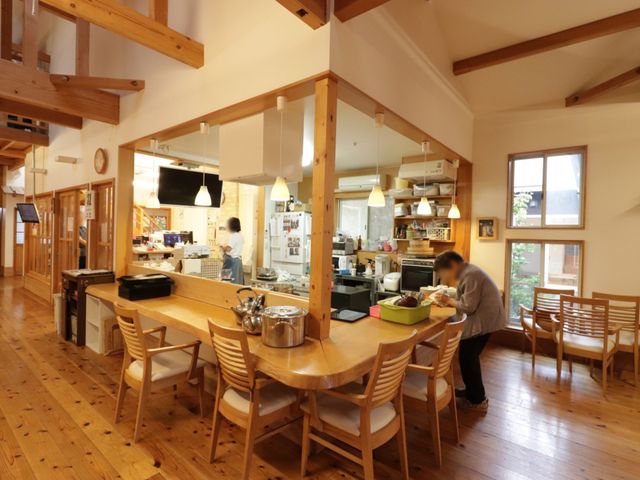木目調の明るいダイニング