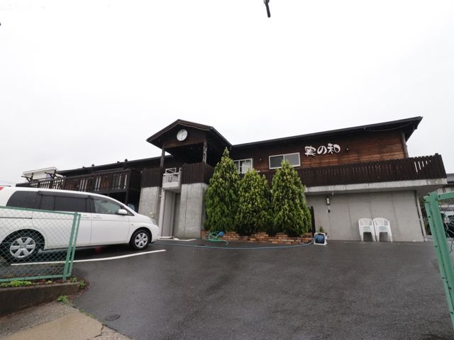 木造の落ち着いた外観