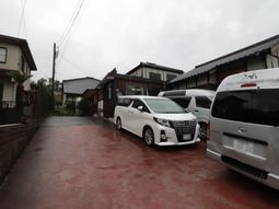 施設外観と駐車場