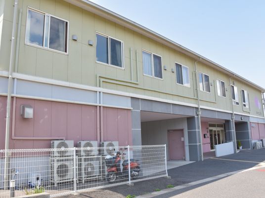 ゆったりとした外観の建物